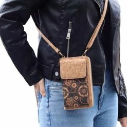 Goedkoopste π Geen Merk Aanduiding VIQRI - Compact Telefoontasje - Dames Portemonnee Tas - RFID Anti Skim - Dames Tas - Portemonnee - Leer - Kurk - Dames - Cadeau - Bruin - Zwart - Print - Metaal - Crossbody π 13 Goedkoopste π Geen Merk Aanduiding VIQRI - Compact Telefoontasje - Dames Portemonnee Tas - RFID Anti Skim - Dames Tas - Portemonnee - Leer - Kurk - Dames - Cadeau - Bruin - Zwart - Print - Metaal - Crossbody π -Tassen-dames Winkel 550x499 2