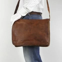 Nieuw 😍 Oncedoce Schoudertas 15.4 ‘’ Bruin - ECHTE LEDER – Messengertas – Satcheltas - Aktetas A4 Formaat Almeria R15 Handgemaakt – Cognac Bruin 😍 -Tassen-dames Winkel 550x757 1