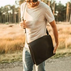 Coupon ๐ GUSTI 'Mitch' Schoudertas | 100% Buffelleer | Bruin | Uniseks | Stijl, Functionaliteit & Flexibiliteit ๐งจ 28 Coupon ๐ GUSTI 'Mitch' Schoudertas | 100% Buffelleer | Bruin | Uniseks | Stijl, Functionaliteit & Flexibiliteit ๐งจ -Tassen-dames Winkel 550x794 3